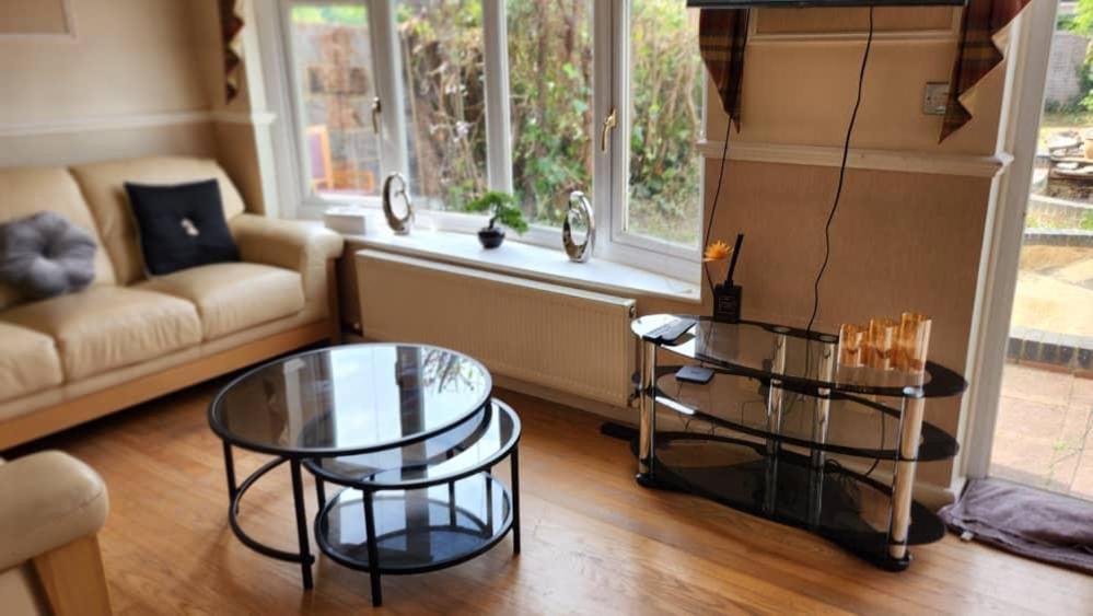 Cosy 4 Bed Holiday home Edmonton